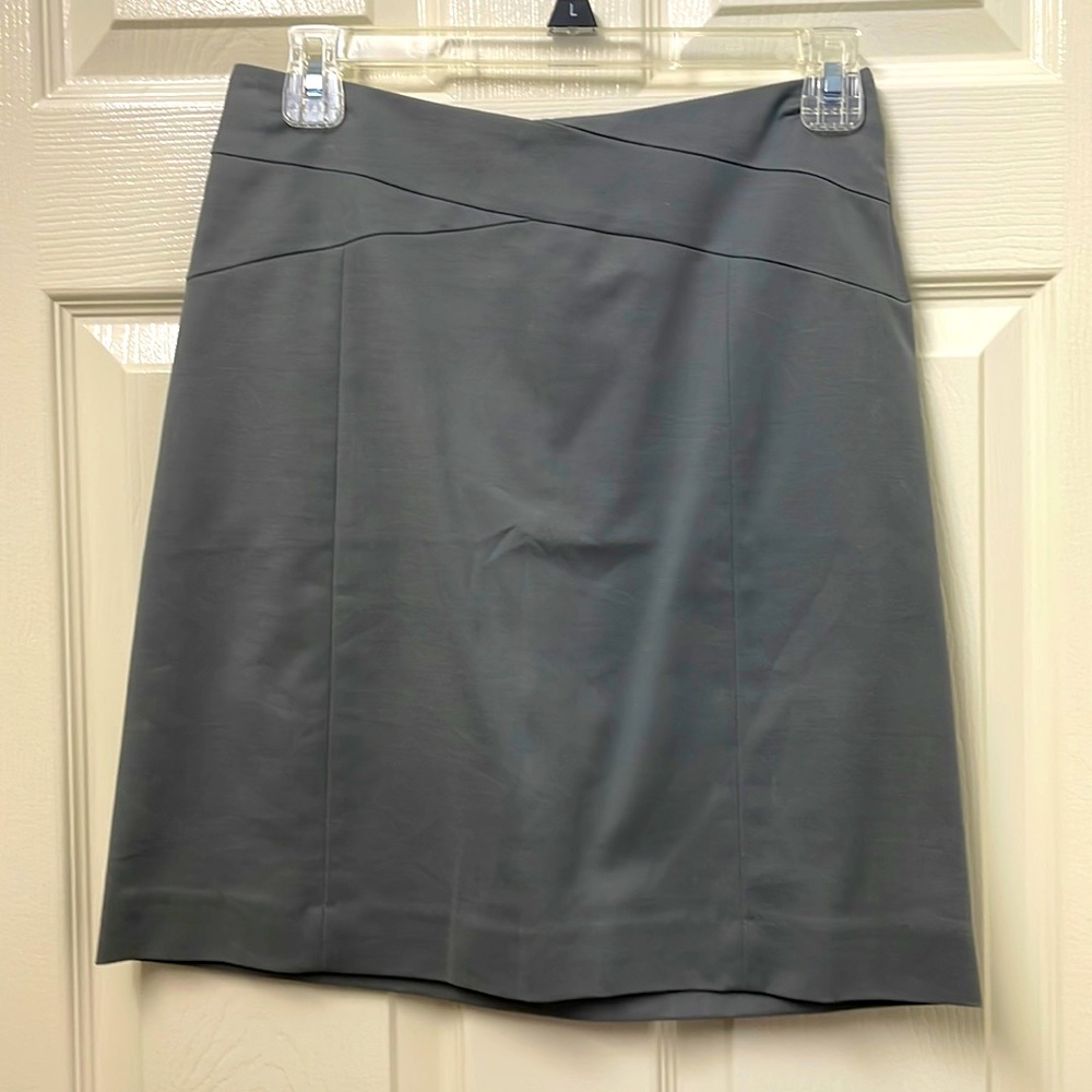 NEW with tag Banana Republic Gray skirt with back zipper size 0